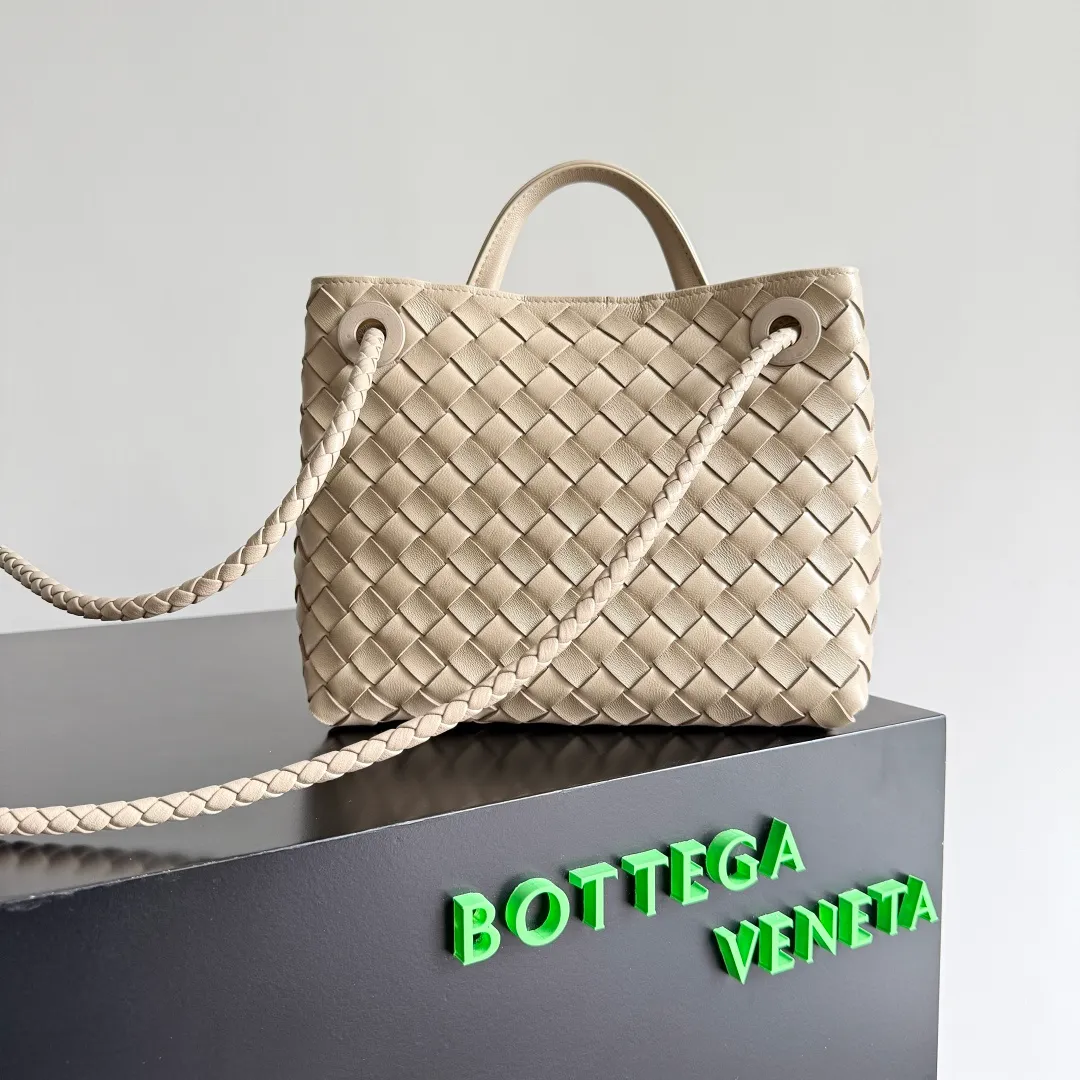 The 2023 new Andiamo batch of 1860 BV has been shipped‼ ️Really popular🔥The new Andiamo woven handbag launched by Bottega Veneta this season is really popular all over the world! ! Celebrities at home and abroad have worn it, and Oscar-winning actress Michelle Yeoh has taken it out on the street. Song Jia, Trai Yara, Yu Feihong, Sanji Ayaka, Rosie Hunting-Whiteley, Yoshioka Riho, etc. have all picked up this bag. It is classic and versatile, showing off its temperament, and the bag capacity is also large, which is very convenient for daily commuting! ! A variety of carrying methods, the shoulder straps can be adjusted by yourself, the original lambskin feels soft and delicate, and the unisex style breaks gender boundaries and brings a more practical and longer-lasting use experience. Andiamo, which has both elegant and casual styles, perfectly interprets the true appearance of "fashionable old money style". Style number: 743568 Size: 25*22*10.5cm
